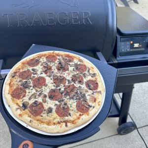 traeger_pizza.jpeg